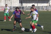 Un jugador del Puigreig intenta avançar metres davant de l’oposició d’un defensa del Tàrrega. - LAIA PEDRÓS