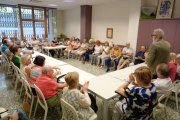 Imatge d’arxiu d’una reunió de l’alcalde, Fèlix Larrosa, amb representants de les llars. - SEGRE