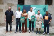 La presentació, ahir a l’IEI, amb els músics Roger Mas i Sicus Carbonell, i el xef Sergi de Meià. - MAGDALENA ALTISENT