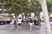 Una demostració de com es ballen les sardanes satàniques o ‘de persiana’.