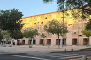 L’edifici incendiat és  el del número 30 dels blocs Joan Carles, al centre de la imatge. - JORDI ECHEVARRIA