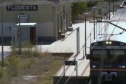 El tren, a l’arribar a l’estació de la Floresta, on autobusos esperaven els passatgers. - 3CATINFO