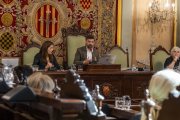 El tinent d’alcalde Carlos Enjuanes va presidir el ple després de la marxa de Larrosa, Iglesias i Quiñónez. - PAU PASCUAL