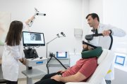 El psiquiatra del Hospital Virgen del Rocío y director del Instituto Andaluz de Salud Cerebral, Álvaro Moleón (d), realiza técnicas de neuromodulación como la Estimulación Magnética Transcraneal (EMT) y se están consolidando como una de las terapias más eficaces para avanzar contra el suicidio, ya que el 60 % de estas ideas se eliminan "por completo y de forma muy rápida" en pacientes con depresión resistente que "presentaban una intención franca de hacerse daño". EFE/Álvaro Moleón//SOLO USO EDITORIAL/SOLO DISPONIBLE PARA ILUSTRAR LA NOTICIA QUE ACOMPAÑA (CRÉDITO OBLIGATORIO)//