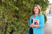 Esther Canelles amb el llibre, que significa el seu debut literari. - AMADO FORROLLA