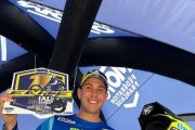 Arnau Farré, al podi amb el trofeu de campió.