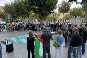 A l’esquerra, la concentració davant la Paeria de Balaguer. A la dreta, la manifestació a la plaça Major de Tàrrega. - PREMSA PAERIA BALAGUER