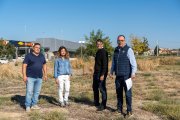 L’alcalde d’Alpicat, Joan Gilart, a la dreta, als terrenys on s’aixecaran els 32 pisos. - PAU PASCUAL PRAT
