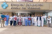 Concentració de facultatius ahir a les portes de l’hospital Arnau de Vilanova. - PAU PASCUAL