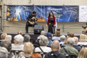 El duo Alysyos, de cantant lírica i guitarra, ahir a la plaça Paeria. - JORDI ECHEVARRIA