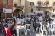 Participants de la jornada solidària a la plaça Major de Tàrrega. - LAIA PEDRÓS