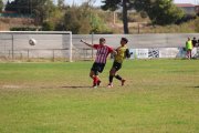 Un jugador del Puigvertenc pugna per la pilota amb un rival del Golmés. - AMADO FORROLLA