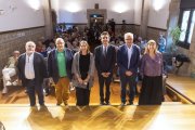 Ponents i responsables del Sant Miquel de les Lletres, ahir abans del debat en un IEI a vessar. - JORDI ECHEVARRIA
