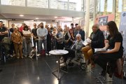 El vestíbul de l’Orfeó Lleidatà estrenava ahir l’exposició i va acollir la presentació del llibre sobre Virgili. - SANTI IGLESIAS