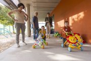Famílies a l’escola bressol d’Albarés, ahir a la tarda. - JORDI ECHEVARRIA