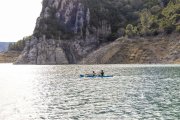 Dos piragüistes naveguen pel pantà de Canelles. - JORDI ECHEVARRIA