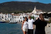 Un parell de turistes es fan una fotografia a Cadaquès, a l'Alt Empordà.