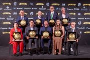 Tots els protagonistes de la cinquena promoció del Hall of Fame van posar junts al final de la gala. - JORDI ECHEVARRIA