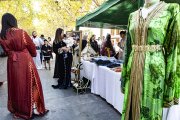 Uno de los estands del mercado, que ofrecía ropa y vestidos de gala árabes.