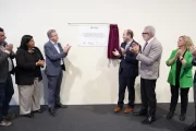 El conseller Dalmau descobreix la placa commemorativa per la inauguració del nou pavelló. - AJUNTAMENT DE LLEIDA