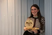 La jove cantautora de Lleida Eva Soriano Montes, amb el trofeu de guanyadora del certamen de Xàtiva. - AMADO FORROLLA