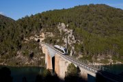 El tren de la Pobla creuant un pont.