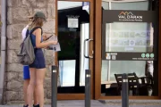 Dos turistes busquen alternatives de lleure aquest estiu a Vielha. - ORIOL BOSCH/ACN