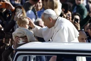 El papa Lleó XIV beneeix un nen a la plaça de Sant Pere durant el Jubileu del Món del Treball. - EFE