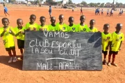 Nens del Centre Djiguiya de Bamako, a Mali, mostren una pancarta de suport al Club Esportiu Ciutat la Seu.