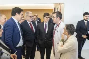 El ministre, l’alcalde, el president, el cap d’Urgències i la consellera de Salut, ahir a l’Arnau. - PAUI PASCUAL PRAT