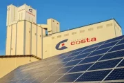 Plaques fotovoltaiques instal·lades en una fàbrica de Costa Food.