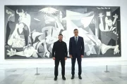 Zelenski i Sánchez posen davant del ‘Guernica’ de Pablo Picasso al Museu Reina Sofia. - EFE/POOL MONCLOA/FERNANDO CALVO