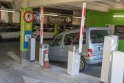 L’hipermercat Carrefour de Lleida instal·la barreres a l’aparcament