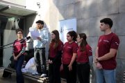 Membres del Consell de l'Estudiantat protesten davant de la facultat de Medicina.