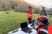 Els tècnics preparant el primer vol de dron sense visió. - MARTA LLUVICH/ACN