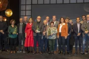 Foto de família dels guardonats amb les autoritats. - LAIA PEDRÓS