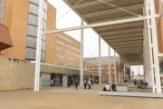 Vista de l’entrada principal de l’hospital Arnau, amb el nou edifici de consultes al fons. - JORDI ECHEVARRIA