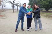 L’alcalde, Xavi Acosta, la regidora Susana Torra i la directora tècnica del FEDAC, Maribel Moncasí, a la zona esportiva local. - J.GÓMEZ