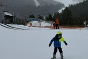 Un nen esquiant a la zona de debutants de Port Ainé. - ACN