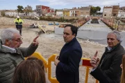Juanfran Pérez Llorca visita les actuacions al barranc del Poio. - EFE