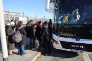 Viatgers van pujar a un autocar a Lleida que els va tornar al punt de partida al cap de poc de sortir. - AMADO FORROLLA