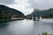 L’embassament d’Oliana es troba aigües amunt dels de Rialb, Utxesa i Riba-roja.