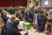 Un moment de la votació celebrada ahir al poliesportiu de la Fuliola. - LAIA PEDRÓS