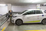 El cotxe elèctric compartit, al pàrquing del carrer la Palma. - JORDI ECHEVARRIA