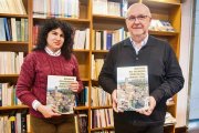 Mercè Salsench i Xavier Rivera, dimecres passat amb el nou inventari en una de les sales de l’Arxiu Comarcal de la Segarra. - LAIA PEDRÓS