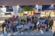 Famílies de Joc de la Bola amb pancartes en contra del tancament de la ludoteca Arenys del Segre. - PAU PASCUAL PRAT
