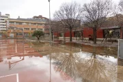 El pati del col·legi Frederic Godàs, completament negat ahir al matí. - JORDI ECHEVARRIA