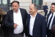El líder d’ERC, Oriol Junqueras, amb el secretari general de Junts, Jordi Turull. - EUROPA PRESS