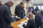 Un moment de la votació a Bellpuig ahir a la tarda. - LAIA PEDRÓS