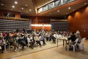 La reunió al centre cívic de Balàfia es va traslladar a la sala d’actes atesa la gran afluència de veïns. - AMADO FORROLLA